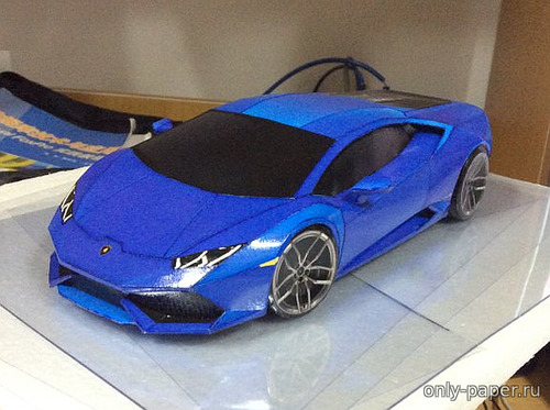 Модель автомобиля Lamborghini Huracan из бумаги/картона