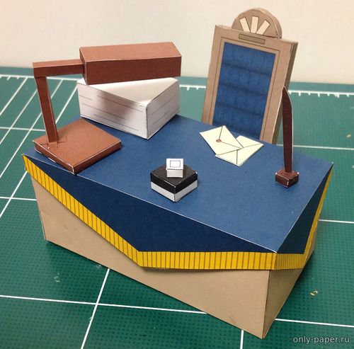 Модель стола из бумаги/картона