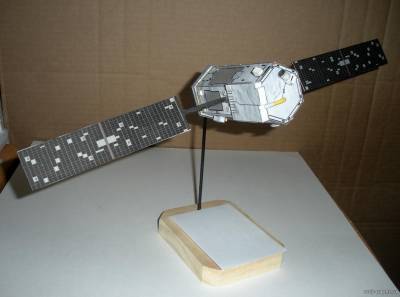 Модель спутника Orbiting Carbon Observatory 2 из бумаги/картона