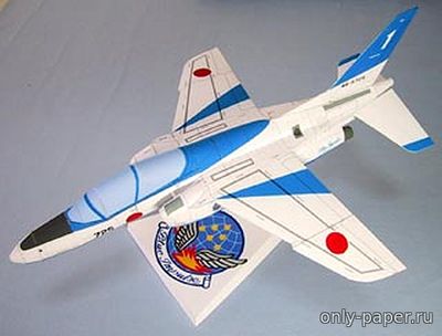 Модель самолета Kawasaki T-4 из бумаги/картона