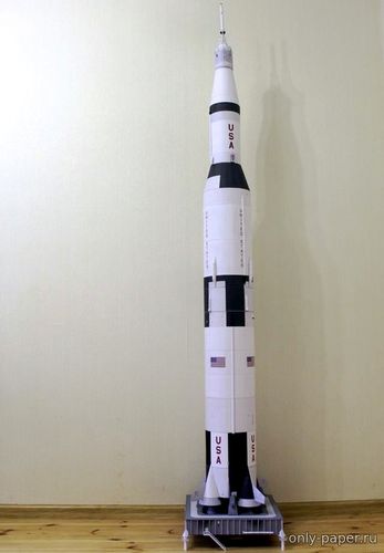 Модель ракета-носителя Saturn V из бумаги/картона