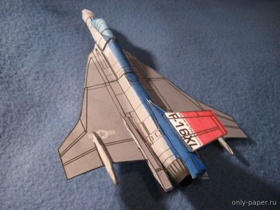 Модель самолета F-16XL из бумаги/картона