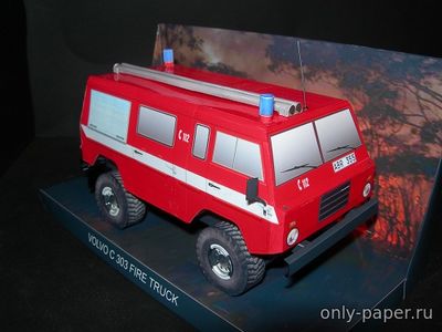 Модель автомобиля Volvo C 303 Fire Pump Truck из бумаги/картона