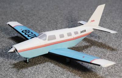 Модель самолета Piper PA-46 Malibu из бумаги/картона