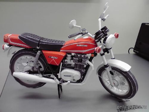 Модель мотоцикла Kawasaki Z400B1 из бумаги/картона