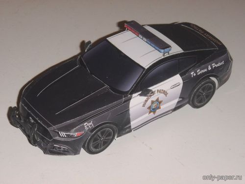 Модель автомобиля Ford Mustang California Highway Patrol 2015 из бумаг