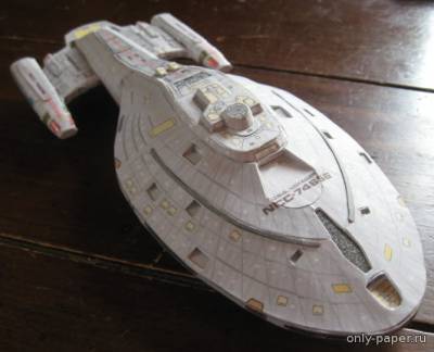 Модель звездолета Intrepid Class USS Voyager из бумаги/картона