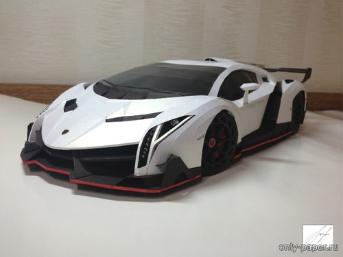 Модель автомобиля Lamborghini Veneno из бумаги/картона
