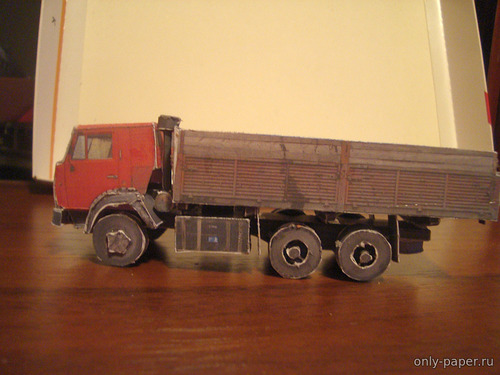 Модель грузовика КамАЗ-5320 из бумаги/картона