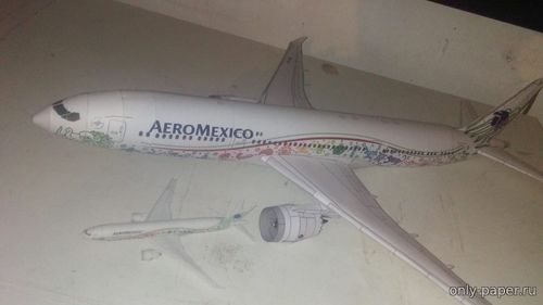 Модель самолета Boeing 787-900 Aeromexico Quetzalcoatl из бумаги/карто