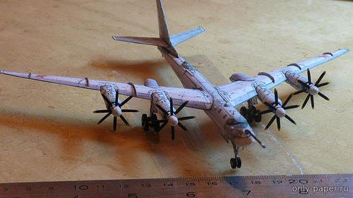 Модель самолета Ту-95 из бумаги/картона