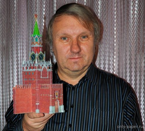 Модель Спасской и Сенатской башни Московского Кремля из бумаги/картона
