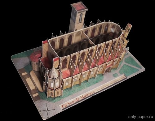 Модель церкви Санта-Марии-де-ла-Сеу в Манреса из бумаги/картона