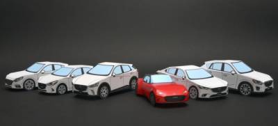 Модели автомобилей марки Mazda из бумаги/картона