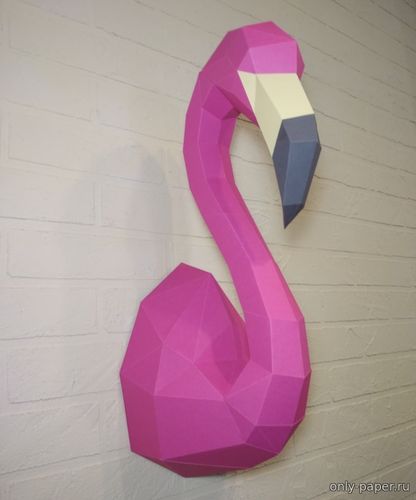 Модель розового фламинго из бумаги/картона