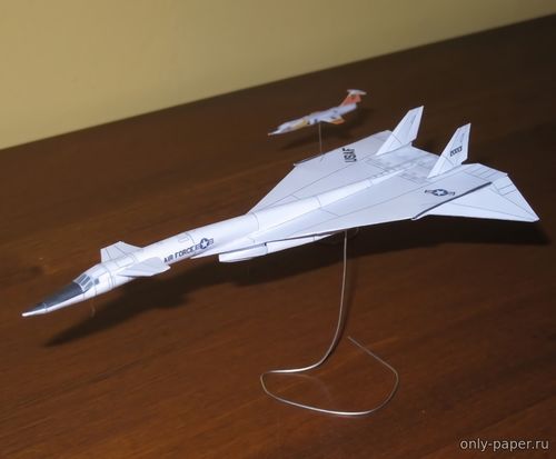 Модель самолета North American XB-70 Valkyrie из бумаги/картона