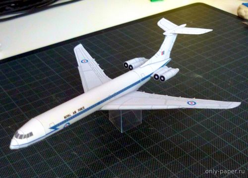 Модель самолета Vickers Super VC-10 из бумаги/картона