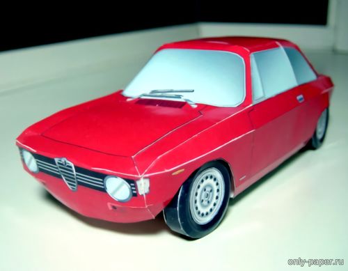 Модель автомобиля Alfa Romeo Giulia Sprint GT Veloce из бумаги/картона