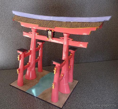Модель ритуальных врат (Тории) Святилища Ицукусима из бумаги/картона