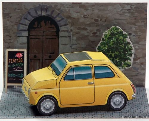 Модель автомобиля Fiat 500 из бумаги/картона