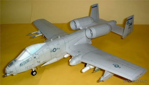 Модель самолета Fairchild-Republic A-10A Thunderbolt II из бумаги/карт