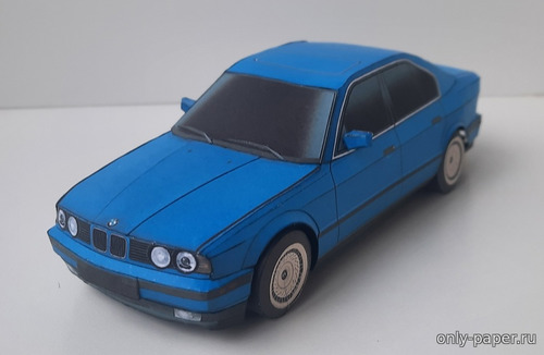 Модель автомобиля BMW e34 из бумаги/картона