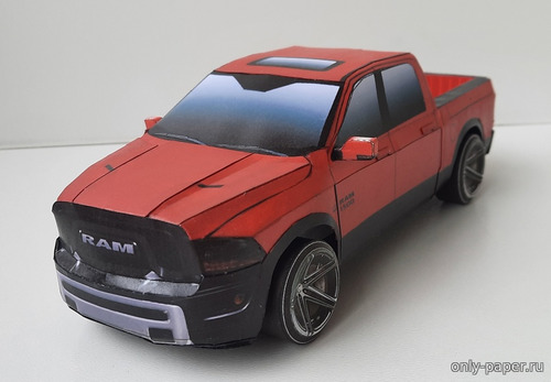 Модель автомобиля Dodge RAM 2500 (2017) из бумаги/картона