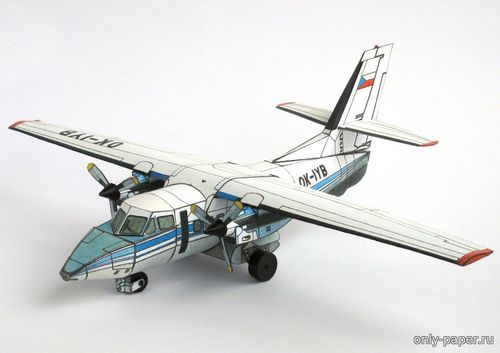 Модель самолета Let L-410 UVP Turbolet из бумаги/картона