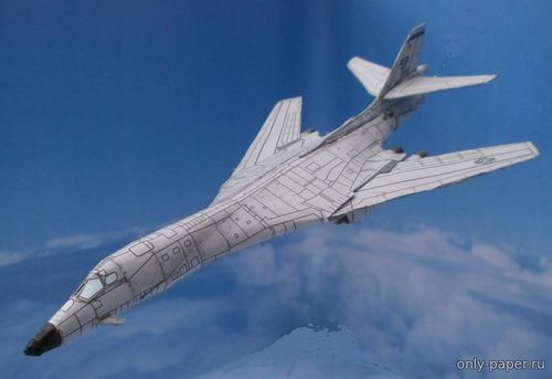 Модель самолета Rockwell B-1 Lancer из бумаги/картона