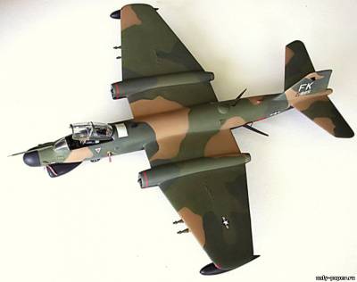Модель самолета Martin B-57G Night Intruder Canberra из бумаги/картона