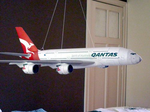 Модель самолета Airbus A380-800 Qantas из бумаги/картона