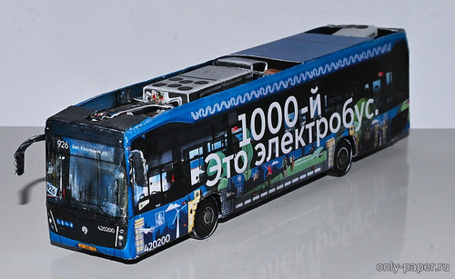 Модель электробуса КамАЗ-6282 из бумаги/картона