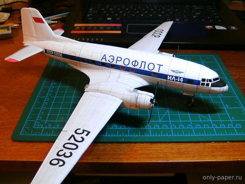 Модель самолета Ил-14 Аэрофлот из бумаги/картона