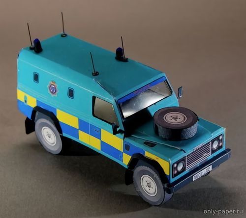 Модель автомобиля Land Rover Defender 110 полиция из бумаги/картона