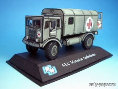 Модель армейского санитарного грузовика AEC Matador из бумаги/картона
