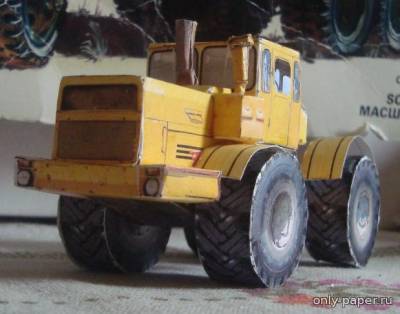 Модель колесного трактора Кировец К-701 из бумаги/картона