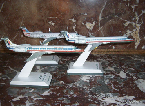 Модель самолета Embraer ERJ 145 из бумаги/картона