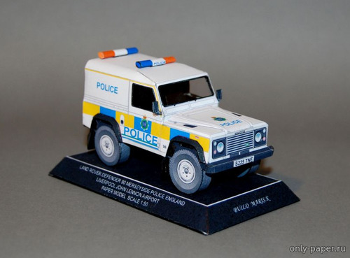 Модель автомобиля Land Rover Defender 90 полиция Ливерпуля из бумаги