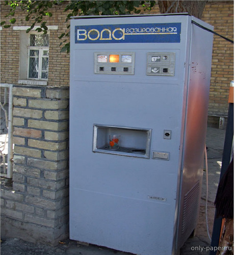 Модель автомата по продаже газированной воды из бумаги/картона
