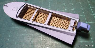 Модель моторной лодки «Казанка-M» из бумаги/картона