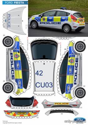 Модель автомобиля Форд Фиеста полиции графства Эссекс из бумаги