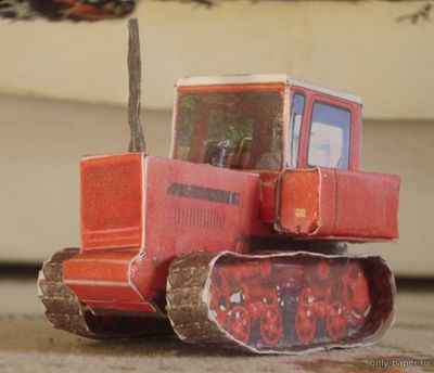 Модель гусеничного трактора ДТ75-М из бумаги/картона
