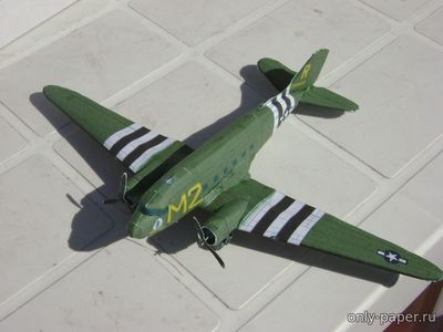 Модель самолета Douglas C-47 D-Day Doll из бумаги/картона