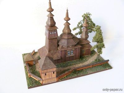 Модель деревянной церкви из Ладомирова из бумаги/картона