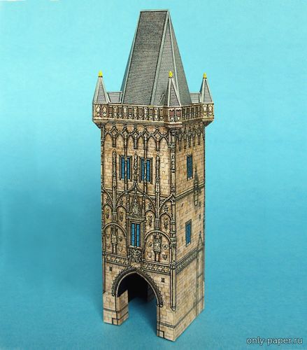 Модель пороховой башни в Праге из бумаги/картона