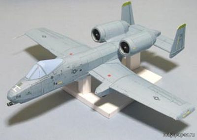 Модель самолета Thunderbolt II из бумаги/картона