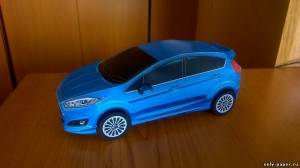 Модель автомобиля Ford Fiesta из бумаги/картона