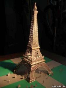 Модель Эйфелевой башни из бумаги/картона