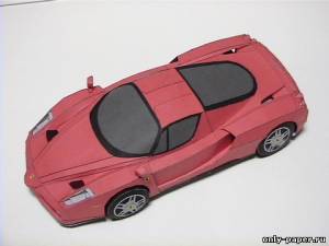 Модель автомобиля Ferrari ENZO из бумаги/картона