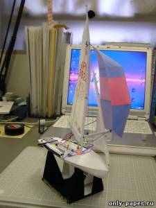 Модель парусной яхты из бумаги/картона